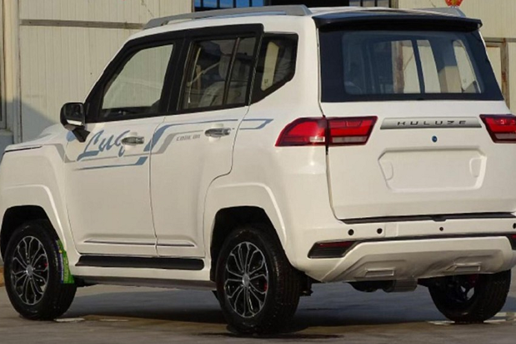 Mặc dù thông tin về chiếc xe Toyota Land Cruiser LC300 "nhái" này không có nhiều, gồm giá bán, chi phí độ chế và xe nguyên bản là mẫu nào, nhưng độ hoàn thiện rất tốt, trừ kích thước của xe trông như 1 chiếc Toyota Land Cruiser LC300 "trẻ con".