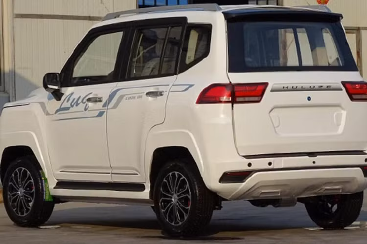 Mặc dù thông tin về chiếc xe Toyota Land Cruiser LC300 "nhái" này không có nhiều, gồm giá bán, chi phí độ chế và xe nguyên bản là mẫu nào, nhưng độ hoàn thiện rất tốt, trừ kích thước của xe trông như 1 chiếc Toyota Land Cruiser LC300 "trẻ con".