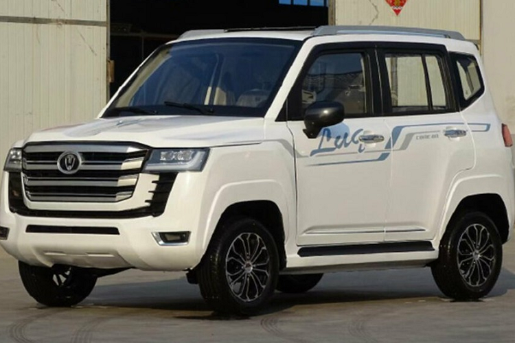 Mới đây nhất, hình ảnh một chiếc xe được độ chế theo dáng xe Toyota Land Cruiser LC300 hàng nhái đã khiến không chỉ giới truyền thông của Trung Quốc mà còn có cả các trang tin nổi tiếng trên thế giới đưa tin.