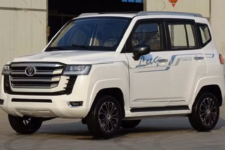 Mới đây nhất, hình ảnh một chiếc xe được độ chế theo dáng xe Toyota Land Cruiser LC300 hàng nhái đã khiến không chỉ giới truyền thông của Trung Quốc mà còn có cả các trang tin nổi tiếng trên thế giới đưa tin.