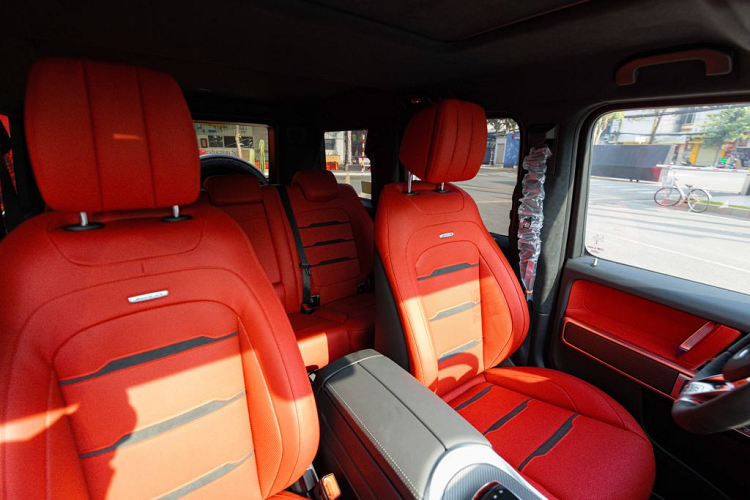 Chiếc SUV hạng sang Mercedes-AMG G63 Edition 55 đặc biệt tại Việt Nam này chỉ mất thời gian tăng tốc từ vị trí xuất phát lên 100 km/h trong 4,5 giây trước khi đạt vận tốc tối đa 220 km/h.