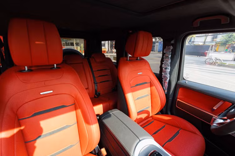 Chiếc SUV hạng sang Mercedes-AMG G63 Edition 55 đặc biệt tại Việt Nam này chỉ mất thời gian tăng tốc từ vị trí xuất phát lên 100 km/h trong 4,5 giây trước khi đạt vận tốc tối đa 220 km/h.