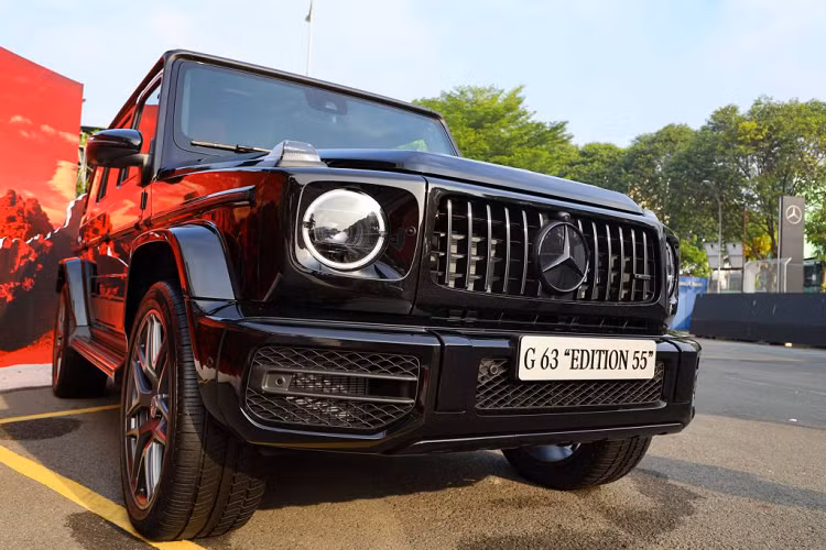 Để phân biệt với G63 thông thường, mẫu G63 Edition 55 sẽ có một điểm nhấn ở ngoại thất là bộ tem kỷ niệm thân xe cùng mâm hợp kim 22 inch màu đen, đồng thời nắp xăng cũng có ký hiệu riêng.