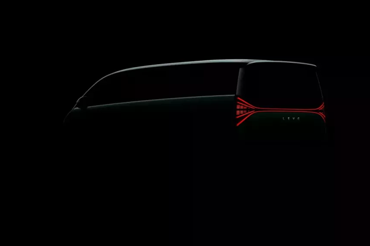 Là một mẫu MPV thuần điện cao cấp, chiếc xe mới sẽ bố trí ba hàng ghế, sáu chỗ ngồi, hàng ghế thứ hai và thứ ba sẽ áp dụng thiết kế đường ray chung. LEVC là tên viết tắt của London Electric Vehicle Company, là thương hiệu du lịch của Anh được Geely mua lại, là thương hiệu song hành của Geely Group cùng với Jikrypton và Volvo.