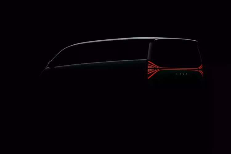 Là một mẫu MPV thuần điện cao cấp, chiếc xe mới sẽ bố trí ba hàng ghế, sáu chỗ ngồi, hàng ghế thứ hai và thứ ba sẽ áp dụng thiết kế đường ray chung. LEVC là tên viết tắt của London Electric Vehicle Company, là thương hiệu du lịch của Anh được Geely mua lại, là thương hiệu song hành của Geely Group cùng với Jikrypton và Volvo.