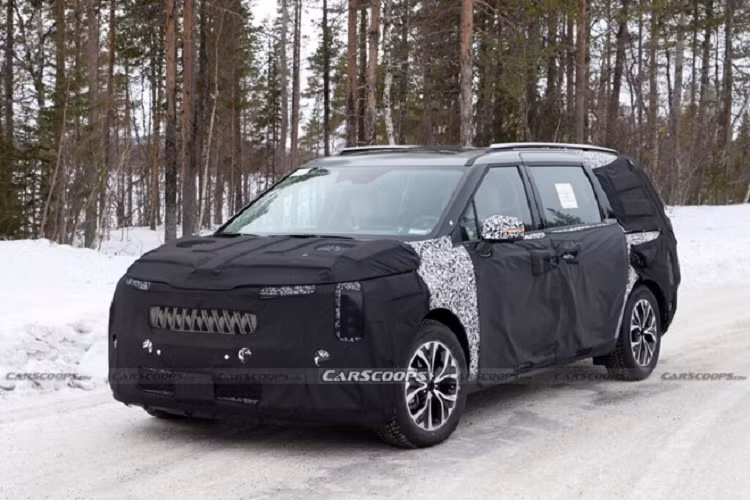 Bên cạnh thiết kế mới, các nguồn tin cho biết Carnival mới sẽ có phiên bản hybrid tương tự Kia Sorento. Trên mẫu SUV kể trên, hệ thống hybrid gồm động cơ tăng áp 4 xi-lanh 1.6L đi kèm một động cơ điện cho ra tổng công suất 227 mã lực và 350 Nm mô-men xoắn. Ngoài ra, Sorento còn có một bản PHEV nữa có công suất kết hợp 261 mã lực.