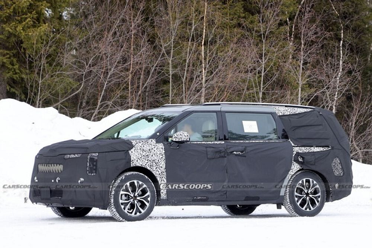 Mặc dù vẫn được bao bọc bởi các lớp ngụy trang, những hình ảnh mà chuyên trang Carscoops chia sẽ đã hé lộ thêm nhiều thông tin về những thay đổi ngoại hình trên xe MPV Kia Carnival nâng cấp mới.