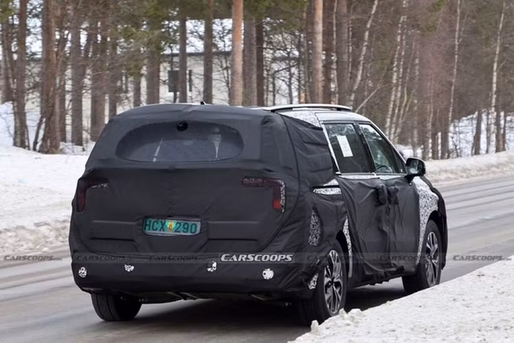 Theo đó, Kia Carnival 2024 sẽ có cụm đèn thiết kế theo chiều dọc thay vì đặt ngang như trên phiên bản cũ, khá giống mẫu EV9 sắp ra mắt. Ở phía sau, đèn hậu của xe được chuyển sang thiết kế mỏng với hình dáng boomerang.