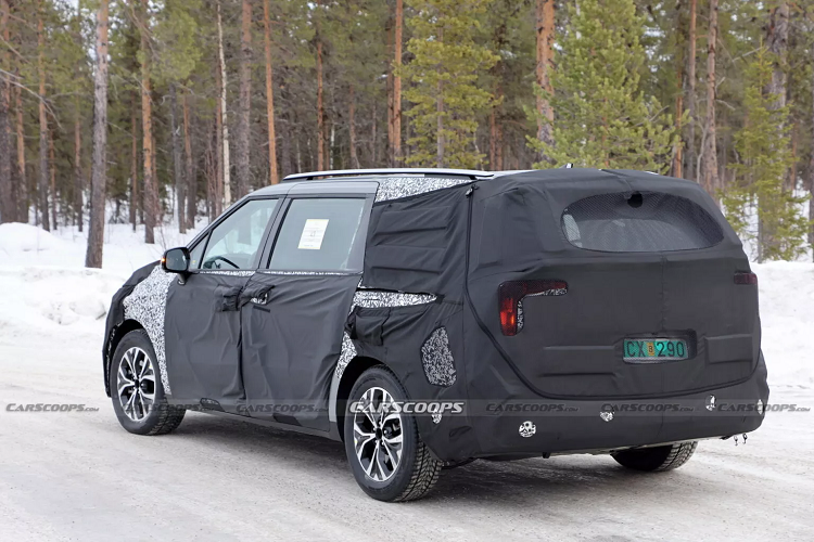 Kia Carnival tại Việt Nam hiện đang bán ra với 5 phiên bản, đi kèm giá niêm yết từ 1,289 tỷ đồng cho bản 2.2D Luxury 8 ghế cho đến 1,889 tỷ đồng ở phiên bản 3.5G Signature 7 ghế.