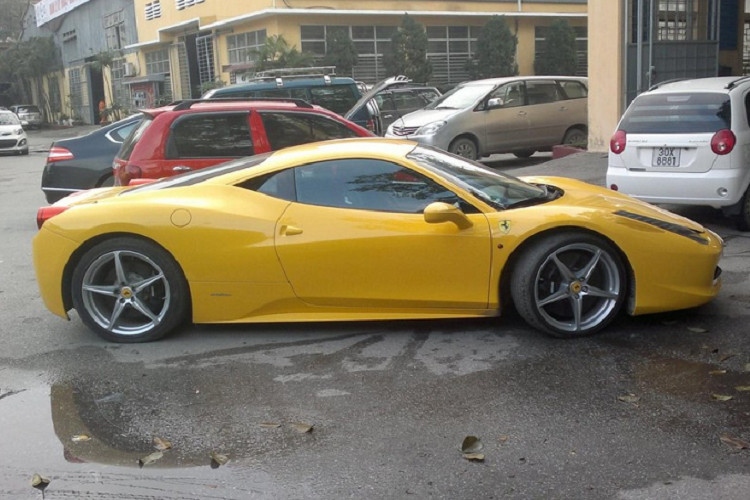 Một số nguồn tin cho biết, chủ xe Ferrari 458 Italia trong bức ảnh này bị mất chìa khóa nên đành để "ngựa chiến" ở bãi xe, tuy nhiên nguyên nhân này không thuyết phục vì đại lý Ferrari Việt Nam đã có, chỉ cần đưa xe đến, chứng minh nguồn gốc là có ngay chìa khóa mới.