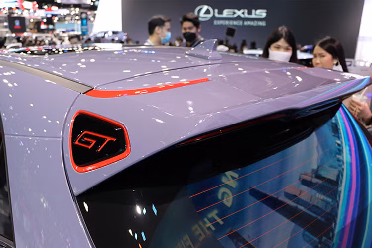 Cuối cùng chính là logo GT được hoàn thiện với 2 màu là đen bóng và vàng ở 2 bên cánh gió trên mui xe, giúp chiếc xe ôtô điện Ora Good Cat GT Mulan Edition 2023 trở nên cá tính hơn.