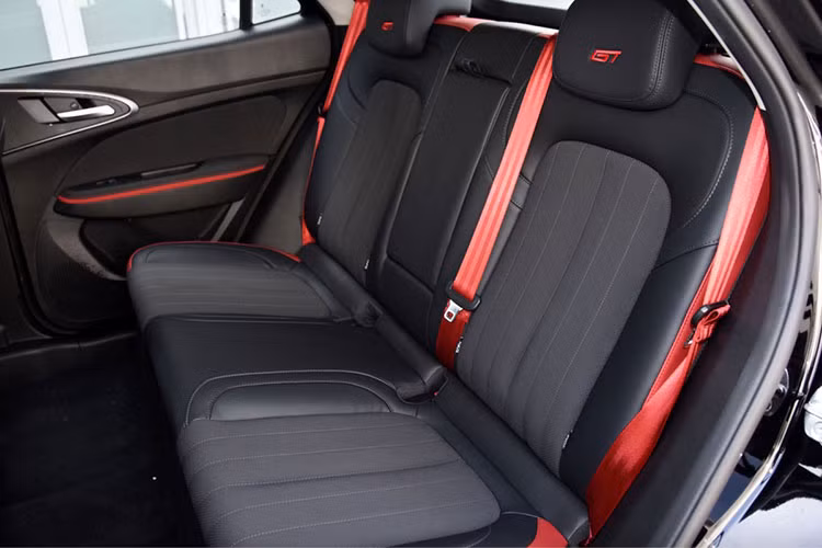 Chiếc xe mới vẫn sử dụng bảng đồng hồ full LCD 7,25 inch và màn hình điều khiển trung tâm 10 inch, có hỗ trợ tương tác giọng nói, giải trí đa phương tiện, thậm chí cả Douyin, iQiyi.