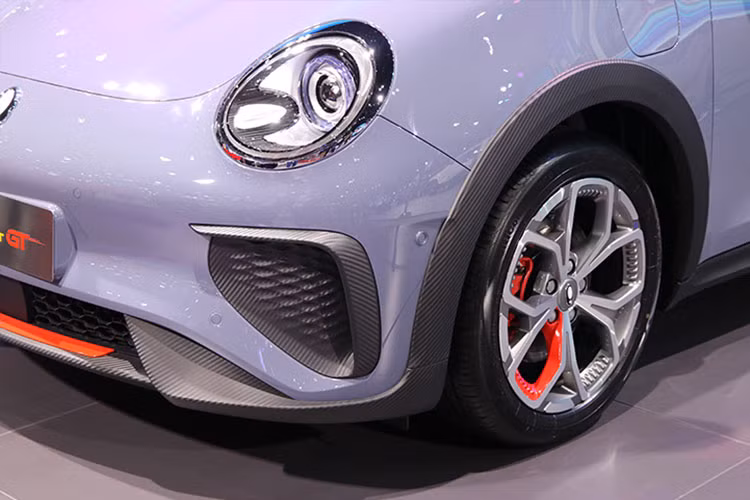 Ora Good Cat có ngoại hình phù hợp với người dùng là nữ, vì thế với phiên bản GT Mulan Edition 2023, chiếc xe cũng có phần thể thao mạnh mẽ với màu sơn đen nhám, chưa hết, điểm nhấn của xe còn có các chi tiết sơn màu vàng như 1 phần cản va trước, vỏ gương, 1 góc của bộ mâm, mặt dưới cánh gió mui, 4 tấm ốp của khuếch tán sau.