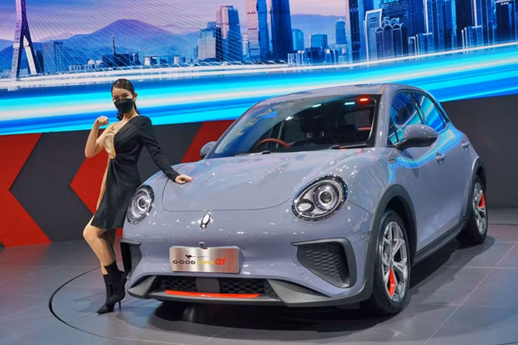 Về sức mạnh, mẫu xe hiện tại được trang bị pin lithium iron phosphate với phạm vi hành trình 401 km, công suất tối đa của chiếc xe mới là 169 mã lực và mô-men xoắn cực đại là 250 Nm. Với chức năng sạc nhanh có thể giúp xe tăng pin từ mức 30% đến 80% chỉ mất 30 phút.