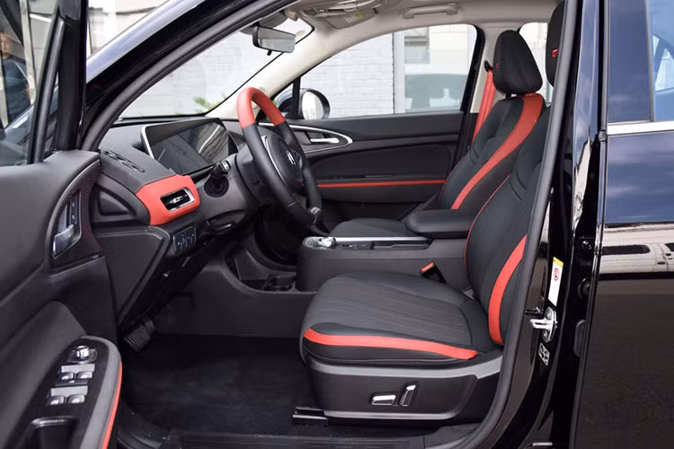 Bên trong khoang lái của xe cũng sử dụng tông màu vàng tô điểm thêm sự nổi bật cho nội thất của Ora Good Cat GT Mulan Edition 2023 vốn được bao phủ trong màu đen.