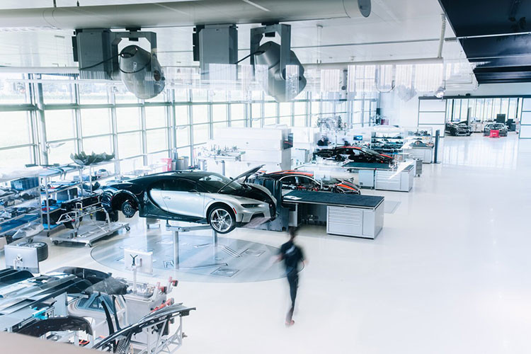 Công đoạn sơn lót này cũng mất thêm 100 giờ làm việc nữa trước khi lớp màu đầu tiên có thể được sơn. Sau khi hoàn thiện lớp sơn màu, các chuyên gia sẽ kiểm tra, phân tích từng tấm thân riêng lẻ vì Bugatti sử dụng một số loại vật liệu khác nhau trên thân xe và mỗi loại có đặc điểm sơn riêng.