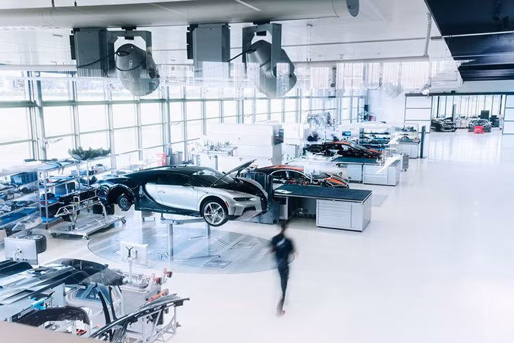 Công đoạn sơn lót này cũng mất thêm 100 giờ làm việc nữa trước khi lớp màu đầu tiên có thể được sơn. Sau khi hoàn thiện lớp sơn màu, các chuyên gia sẽ kiểm tra, phân tích từng tấm thân riêng lẻ vì Bugatti sử dụng một số loại vật liệu khác nhau trên thân xe và mỗi loại có đặc điểm sơn riêng.