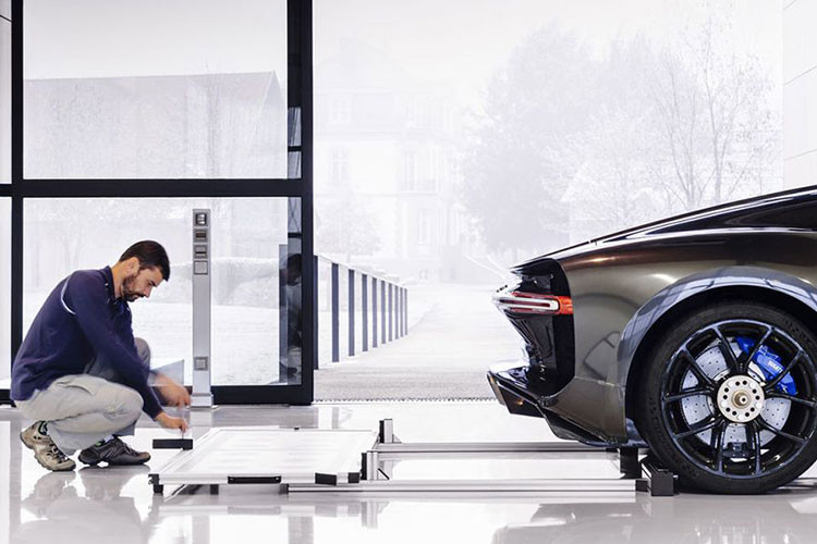 Và khi các tấm thân xe đã hoàn hảo tuyệt đối, những người thợ thủ công sẽ phun lớp sơn lót đầu tiên. Lớp sơn lót này sau đó sẽ được chà nhám để đạt độ nhẵn hoàn hảo, nhằm ngăn chặn sự hình thành của sóng, vết lồi lõm hoặc những vết rỗ thậm chí rất khó để nhìn thấy.