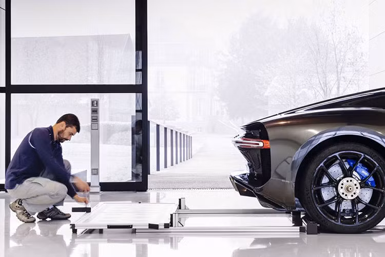 Và khi các tấm thân xe đã hoàn hảo tuyệt đối, những người thợ thủ công sẽ phun lớp sơn lót đầu tiên. Lớp sơn lót này sau đó sẽ được chà nhám để đạt độ nhẵn hoàn hảo, nhằm ngăn chặn sự hình thành của sóng, vết lồi lõm hoặc những vết rỗ thậm chí rất khó để nhìn thấy.