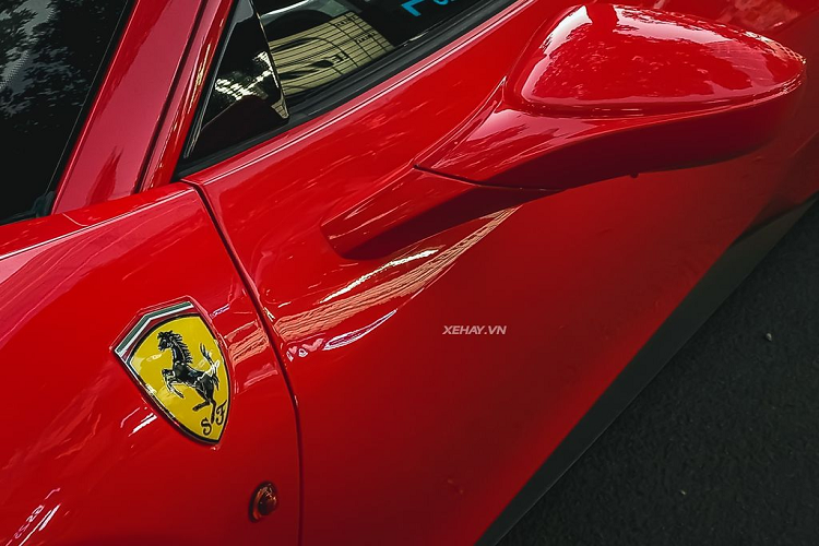 Sức mạnh này được truyền thông qua hộp số ly hợp kép 7 cấp và hệ dẫn động cầu sau. Mức giá xe Ferrari 458 Italia tại Việt Nam hiện được chào bán khoảng vài tỷ đồng trên sàn xe cũ.