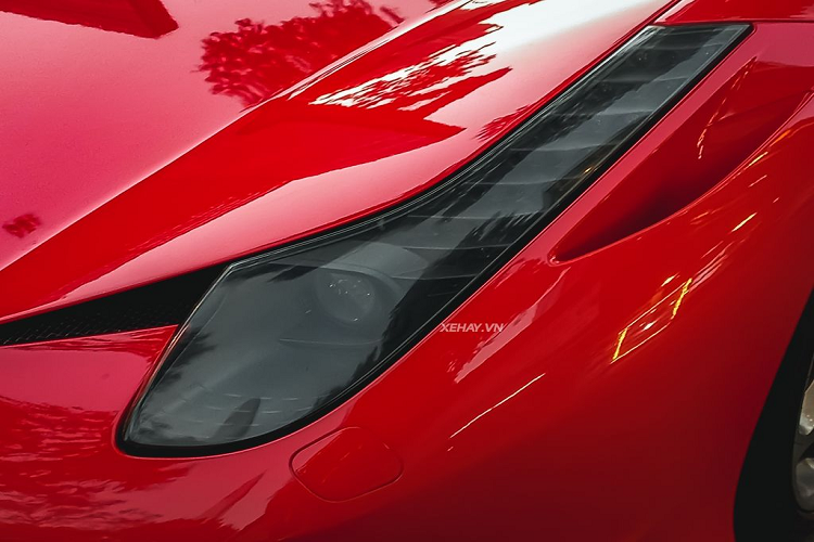 Là một siêu xe thể thao đường phố, mẫu xe đàn anh của chiếc 488 được trang bị động cơ V8 hút khí tự nhiên 4.5L truyền thống, sản sinh công suất tối đa 570 mã lực và 540 Nm mô-men xoắn cực đại.