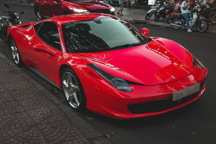Sau đó, chiếc Ferrari 458 Italia này cũng có một thời gian “mất tích” và sau đó xe đã được vận chuyển vào một xưởng độ có tiếng tại Sài Gòn để thay đổi màu sơn.