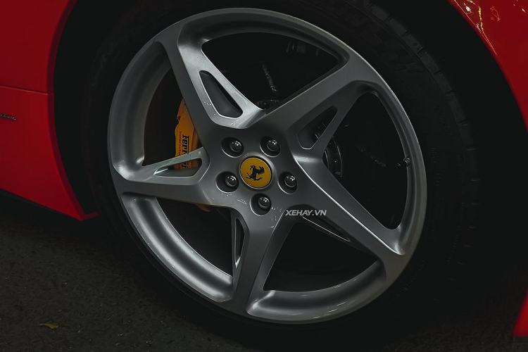 Ngoại trừ nước sơn màu đỏ, chiếc Ferrari 458 Italia vẫn được giữ nguyên bộ mâm 5 chấu đơn kích thước 20 inch dạng ngôi sao quen thuộc của dòng 458, bên trong là cùm phanh màu vàng nổi bật “tone sur tone” với nền đặt logo ở trung tâm mâm xe. 