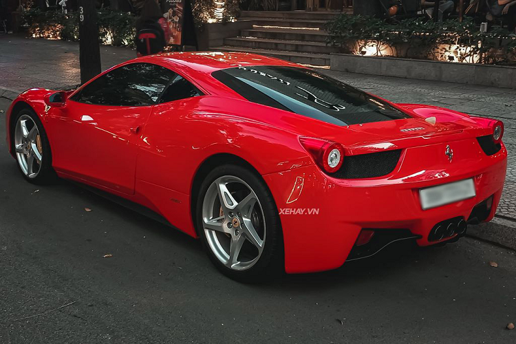 Nguyên bản xe sở hữu màu sơn vàng nhưng đã được đổi sang đỏ bằng cách sơn trực tiếp thay vì dán decal. Đây cũng là cách mà ít đại gia nào trong nước dám thực hiện bởi mất độ “zin” của xe cũng như không thể trở về màu sơn nguyên bản.