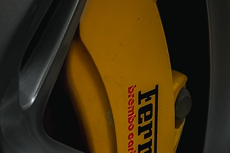 Bên trong khoang nội thất của xe là tông màu nâu chủ đạo, tuy nhiên không có các chi tiết sử dụng chất liệu carbon. Dù chưa có sự xuất hiện của các màn hình hiện đại nhưng thiết kế táp-lô đậm chất thể thao của Ferrari 458 Italia vẫn được lòng đại gia Việt. Do ít sử dụng nên nhìn chung phần nội thất của xe còn khá mới.