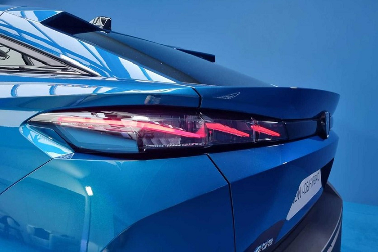 ... và khoang hành lý 536 lít hoặc 1.611 lít nếu ghế sau gập xuống. Đúng như truyền thống của thương hiệu Peugeot, 408 cũng có không gian nội thất tạo cảm giác khá cao cấp và hiện đại với mặt táp-lô i-Cockpit đặc trưng, bao gồm vô lăng nhỏ gọn cùng bảng đồng hồ kỹ thuật số với màn hình 10 inch phía sau.