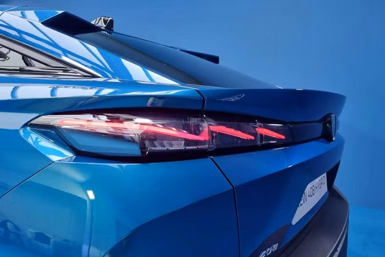 ... và khoang hành lý 536 lít hoặc 1.611 lít nếu ghế sau gập xuống. Đúng như truyền thống của thương hiệu Peugeot, 408 cũng có không gian nội thất tạo cảm giác khá cao cấp và hiện đại với mặt táp-lô i-Cockpit đặc trưng, bao gồm vô lăng nhỏ gọn cùng bảng đồng hồ kỹ thuật số với màn hình 10 inch phía sau.