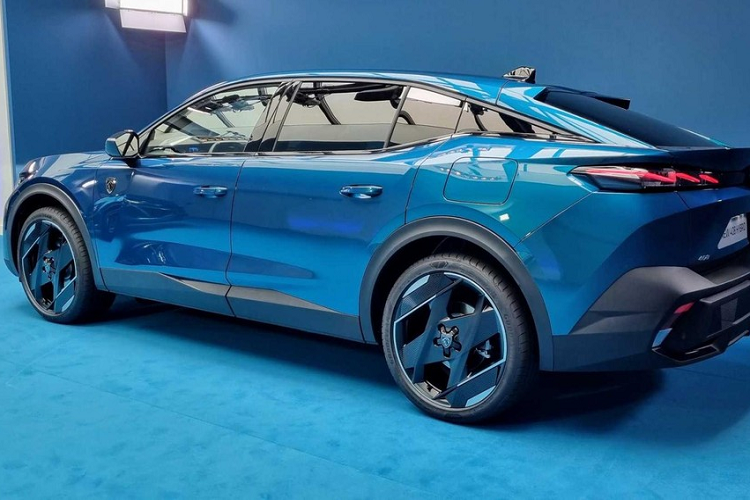 Thứ hai là Peugeot 408 Hybrid 225 e-EAT8 2023, dùng động cơ xăng như trên nhưng có công suất tối đa tăng lên 180 mã lực và mô-men xoắn cực đại 250 Nm có sự hỗ trợ của mô-tơ điện, pin và hộp số tương tự phiên bản Hybrid 180 e-EAT8. Tuy nhiên, Peugeot 408 Hybrid 225 e-EAT8 2023 có công suất tổng cộng 225 mã lực và mô-men xoắn cực đại 360 Nm.