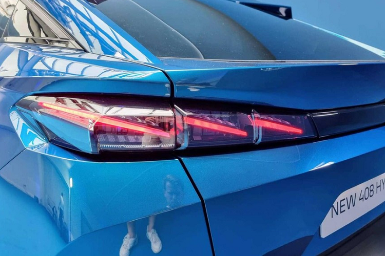 Ngoài ra, mẫu SUV lai Coupe này còn có cánh gió vuốt nhẹ nằm ngay trên đèn hậu... và cặp "tai mèo" trên đỉnh cột C để tối ưu hóa luồng không khí xung quanh khu vực đuôi xe. Bên trong xe, Peugeot 408 2023 được trang bị nội thất 5 chỗ ngồi...