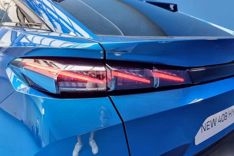 Ngoài ra, mẫu SUV lai Coupe này còn có cánh gió vuốt nhẹ nằm ngay trên đèn hậu... và cặp "tai mèo" trên đỉnh cột C để tối ưu hóa luồng không khí xung quanh khu vực đuôi xe. Bên trong xe, Peugeot 408 2023 được trang bị nội thất 5 chỗ ngồi...