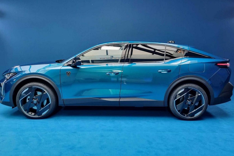 Cả hai phiên bản đều có thể dùng bộ sạc chậm AC 7,4 kW, cho phép sạc đầy pin trong thời gian 1 tiếng 55 phút. Được phát triển dựa trên cơ sở gầm bệ EMP2, Peugeot 408 2023 sở hữu chiều dài 4.690 mm, chiều rộng 1.859 mm, chiều cao 1.480 mm cùng chiều dài cơ sở 2.787 mm. Với kích thước này, xe được định vị giữa phân khúc cỡ C và cỡ D.