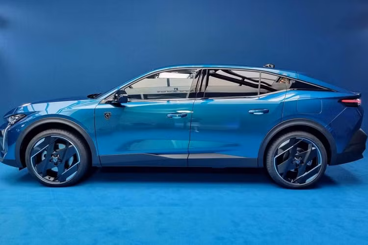 Cả hai phiên bản đều có thể dùng bộ sạc chậm AC 7,4 kW, cho phép sạc đầy pin trong thời gian 1 tiếng 55 phút. Được phát triển dựa trên cơ sở gầm bệ EMP2, Peugeot 408 2023 sở hữu chiều dài 4.690 mm, chiều rộng 1.859 mm, chiều cao 1.480 mm cùng chiều dài cơ sở 2.787 mm. Với kích thước này, xe được định vị giữa phân khúc cỡ C và cỡ D.