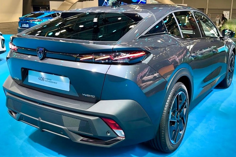 Peugeot 408 2023 hiện có 2 phiên bản PHEV khác nhau. Đầu tiên là Peugeot 408 Hybrid 180 e-EAT8 2023 mới với động cơ xăng 4 xi-lanh, dung tích 1.6L, tạo ra công suất tối đa 150 mã lực và mô-men xoắn cực đại 250 Nm.