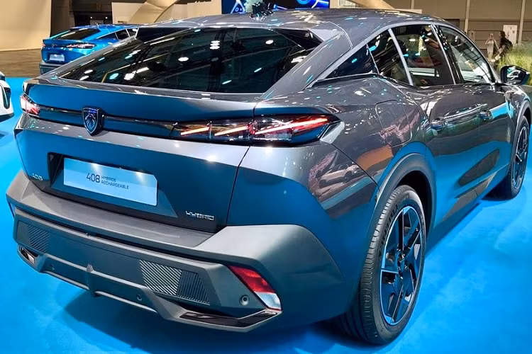 Peugeot 408 2023 hiện có 2 phiên bản PHEV khác nhau. Đầu tiên là Peugeot 408 Hybrid 180 e-EAT8 2023 mới với động cơ xăng 4 xi-lanh, dung tích 1.6L, tạo ra công suất tối đa 150 mã lực và mô-men xoắn cực đại 250 Nm.