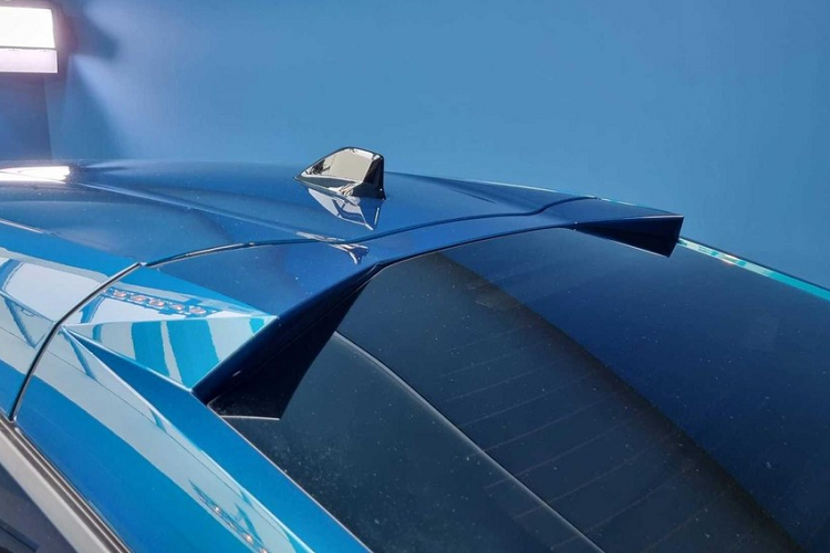 Bên cạnh đó là màn hình thông tin giải trí dạng cảm ứng 10 inch, hỗ trợ Apple CarPlay/Android Auto không dây, kết nối Bluetooth, hệ thống định vị vệ tinh TomTom, tính năng cập nhật phần mềm qua WiFi và điều khiển bằng giọng nói với câu lệnh "OK Peugeot".