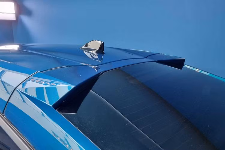 Bên cạnh đó là màn hình thông tin giải trí dạng cảm ứng 10 inch, hỗ trợ Apple CarPlay/Android Auto không dây, kết nối Bluetooth, hệ thống định vị vệ tinh TomTom, tính năng cập nhật phần mềm qua WiFi và điều khiển bằng giọng nói với câu lệnh "OK Peugeot".