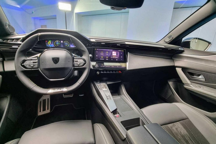 Ghế của Peugeot 408 2023 có thể bọc bằng nỉ, Alcantara, da tiêu chuẩn hoặc da Nappa, tùy vào phiên bản. Ở bản cao cấp nhất, xe sẽ đi kèm chỉ khâu màu tương phản, ghế lái chỉnh điện 10 hướng, nhớ 2 vị trí, sưởi ấm, làm mát và ghế phụ lái chỉnh điện 6 hướng. Hàng ghế sau của xe có thể gập 60:40 để người dùng chở vật dài 1,89 m.