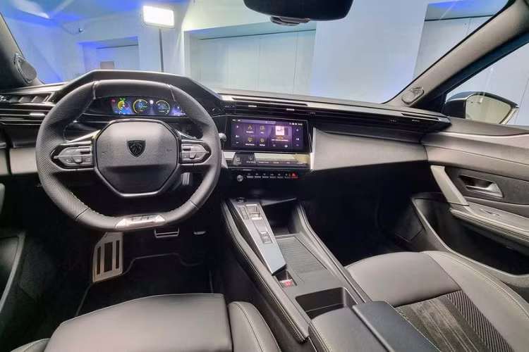 Ghế của Peugeot 408 2023 có thể bọc bằng nỉ, Alcantara, da tiêu chuẩn hoặc da Nappa, tùy vào phiên bản. Ở bản cao cấp nhất, xe sẽ đi kèm chỉ khâu màu tương phản, ghế lái chỉnh điện 10 hướng, nhớ 2 vị trí, sưởi ấm, làm mát và ghế phụ lái chỉnh điện 6 hướng. Hàng ghế sau của xe có thể gập 60:40 để người dùng chở vật dài 1,89 m.