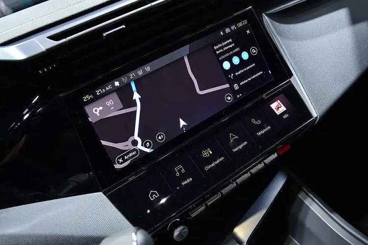 Những trang bị nội thất đáng chú ý của xe bao gồm các nút bấm như phím đàn piano bên dưới màn hình trung tâm, nút chuyển số ốp kim loại, cửa sổ trời toàn cảnh Panorama chỉnh điện, hệ thống âm thanh Focal 690W với 10 loa, sạc không dây, 4 cổng USB, hệ thống đèn viền LED, sưởi vô lăng và sấy kính lái.