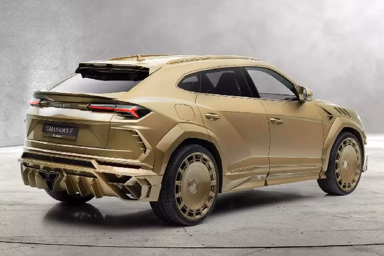 Với Venatus, chiếc Lamborghini Urus dát vàng từ hãng độ Mansory tiếp tục thu hút sự chú ý nhờ mặt trước và mặt sau mới mạnh mẽ, cũng như vô số thay đổi khác. Ở phía trước là thiết kế cản trước hầm hố với các hốc gió kích thước lớn, những đường nét và góc cạnh ấn tượng hơn so với Urus nguyên bản. 