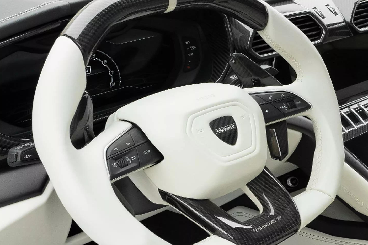 Phía sau xe cũng rất bắt mắt với 2 cánh gió tăng hiệu quả khí động học, cánh gió kích thước lớn trên nắp khoang hành lý còn cánh gió nhỏ hơn nằm trên kính chắn gió sau. 