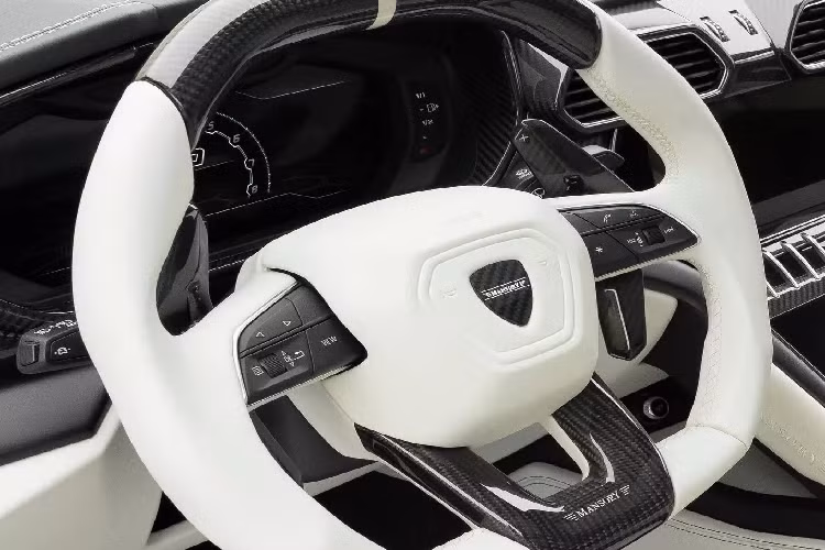 Phía sau xe cũng rất bắt mắt với 2 cánh gió tăng hiệu quả khí động học, cánh gió kích thước lớn trên nắp khoang hành lý còn cánh gió nhỏ hơn nằm trên kính chắn gió sau. 