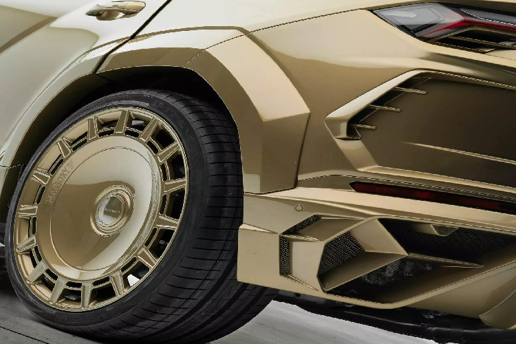 Cản sau được thiết kế đặc biệt nhằm khuếch tán gió và cũng tạo nên ấn tượng thể thao hầm hố. Cụm ống xả 3 phần nhìn giống như của chiếc Apollo Intensa Emozione phiên bản giới hạn.