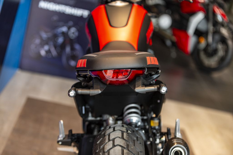 Một yếu tố quan trọng tạo nên cá tính của Ducati Scrambler đó là động cơ Desmodue xi-lanh đôi , với nắp nồi và nắp mâm lửa có logo “X”, trong khi nắp che dây đai giờ đây có hình dạng tinh tế hơn để phù hợp với phong cách mới của xe. Hệ thống ống xả cũng được cải tiến, với đường đi và cổ ống xả thiết kế lại làm động cơ được khoe ra hoàn toàn. Ducati Scrambler mới cũng nhẹ hơn 4 kg so với thế hệ trước, do đó xe trở nên dễ điều khiển hơn bao giờ.