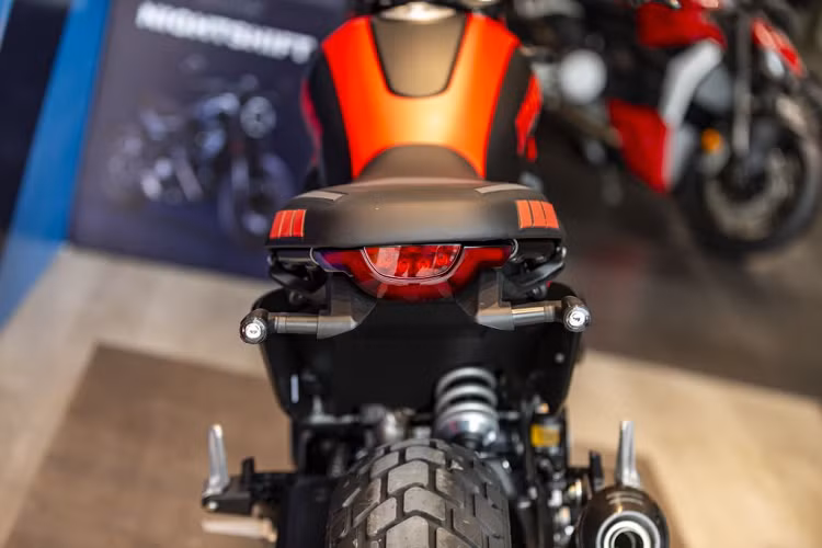 Một yếu tố quan trọng tạo nên cá tính của Ducati Scrambler đó là động cơ Desmodue xi-lanh đôi , với nắp nồi và nắp mâm lửa có logo “X”, trong khi nắp che dây đai giờ đây có hình dạng tinh tế hơn để phù hợp với phong cách mới của xe. Hệ thống ống xả cũng được cải tiến, với đường đi và cổ ống xả thiết kế lại làm động cơ được khoe ra hoàn toàn. Ducati Scrambler mới cũng nhẹ hơn 4 kg so với thế hệ trước, do đó xe trở nên dễ điều khiển hơn bao giờ.