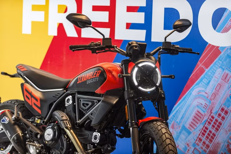 Đèn pha phía trước, hiện là đèn LED, giữ lại chữ "X" mang tính biểu tượng, được thiết kế lại và áp dụng cho ngoại thất tạo thành phong cách riêng biệt. Thiết kế của đèn hậu vẫn là đèn LED toàn phần, tuy phát triển nhưng vẫn duy trì nét cổ điển với hình bán nguyệt dễ nhận biết. Ngoài ra còn có đèn LED báo rẽ và tự động ngắt khi hết cua.